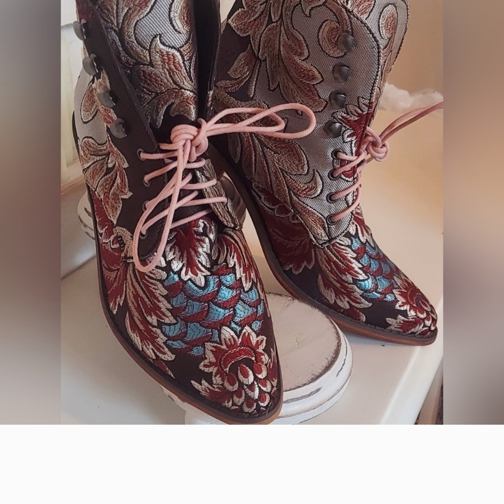Floral Embroidered Women's Boots Booties Size 8.5